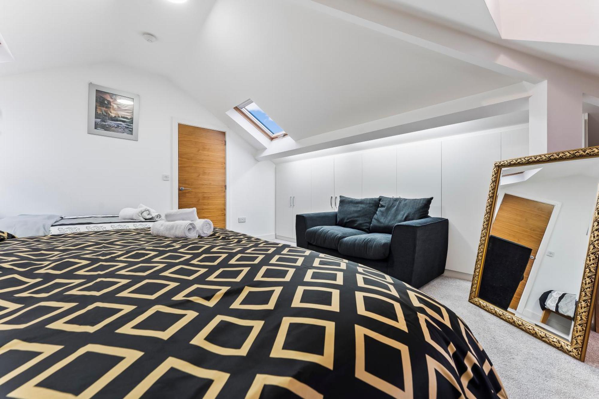 Exquisite 2-Bedroom Penthouse-Sleeps 7-Free Parking With Workstations & High-Speed Wifi Birmingham Exteriör bild