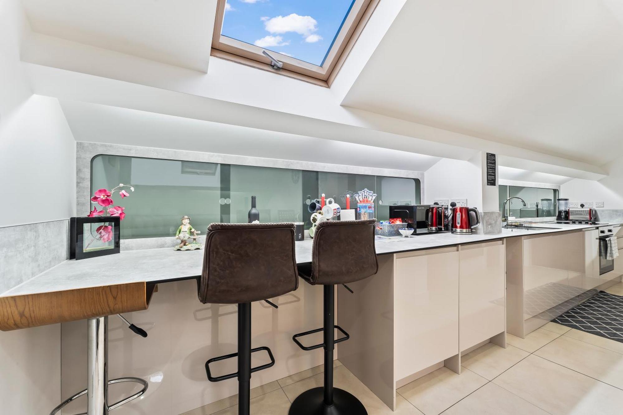 Exquisite 2-Bedroom Penthouse-Sleeps 7-Free Parking With Workstations & High-Speed Wifi Birmingham Exteriör bild