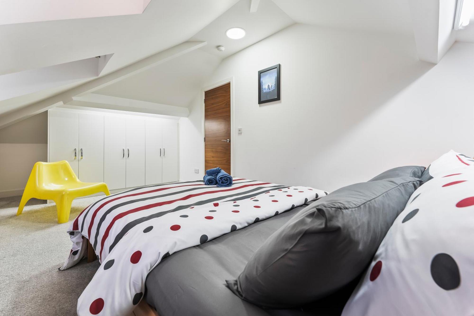 Exquisite 2-Bedroom Penthouse-Sleeps 7-Free Parking With Workstations & High-Speed Wifi Birmingham Exteriör bild